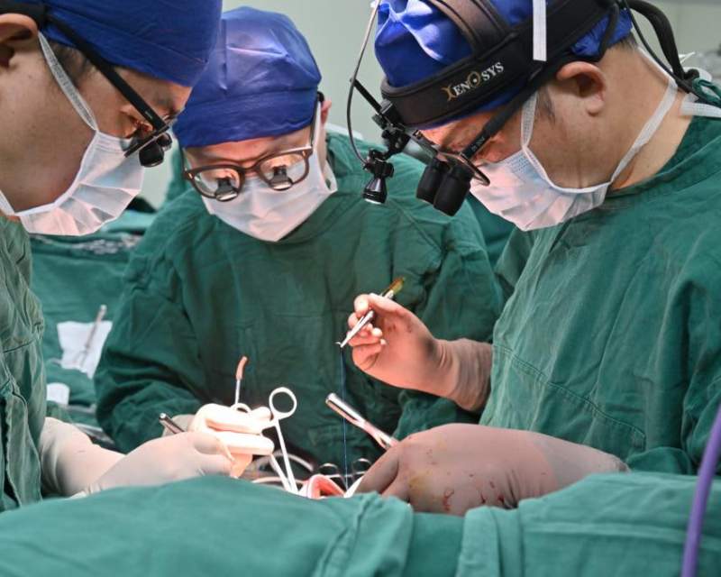پزشکان چینی کوچکترین قلب مصنوعی جهان را در بدن پسری ۷ ساله کاشتند