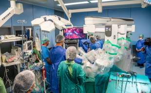 نخستین عمل جراحی لاپاروسکوپی با کمک ربات در آذربایجان