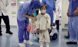 پزشکان چینی قلب مصنوعی را در بدن خردسال‌ترین و سبک‌ترین بیمار جهان کاشتند