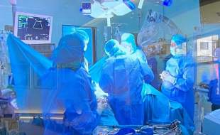 نخستین جراحی زانو در امارات با استفاده از بازوی رباتیک مجهز به هوش مصنوعی