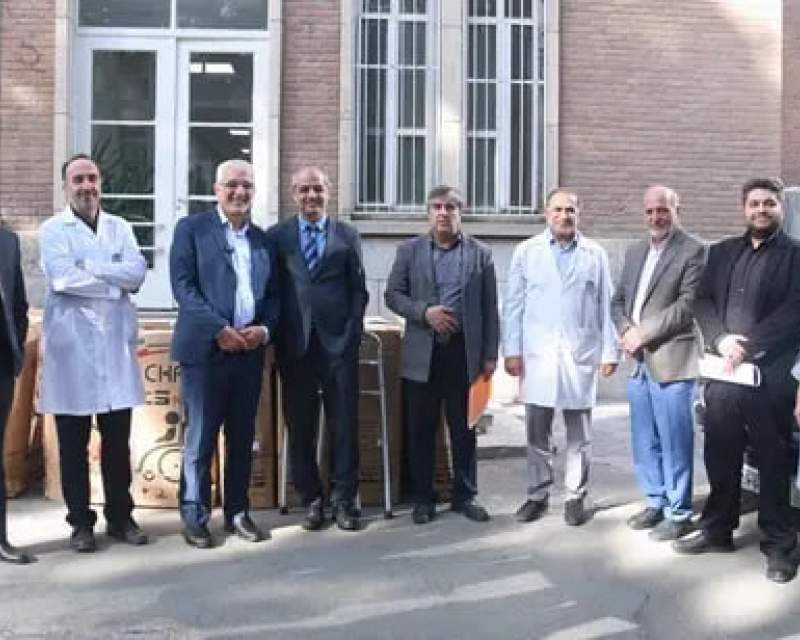 اهدای ویلچر به بیماران نیازمند در مجموعه داروخانه‌های ۱۳ آبان دانشگاه علوم پزشکی تهران