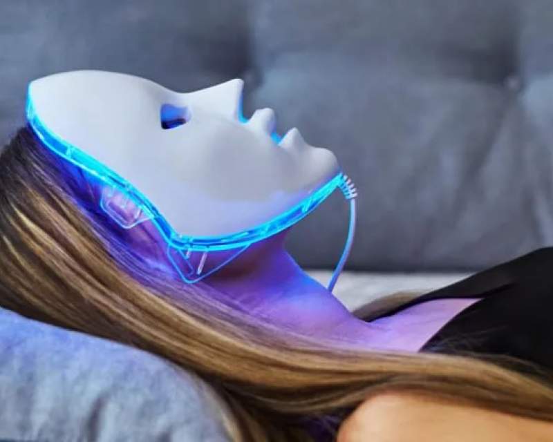 ممنوعیت تبلیغات ماسک‌های ال‌ای‌دی در بریتانیا به دلیل ادعاهای تائید نشده درباره درمان آکنه و روزاسه