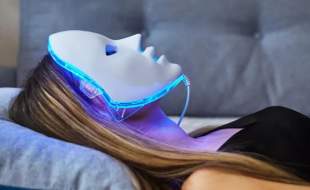 ممنوعیت تبلیغات ماسک‌های ال‌ای‌دی در بریتانیا به دلیل ادعاهای تائید نشده درباره درمان آکنه و روزاسه