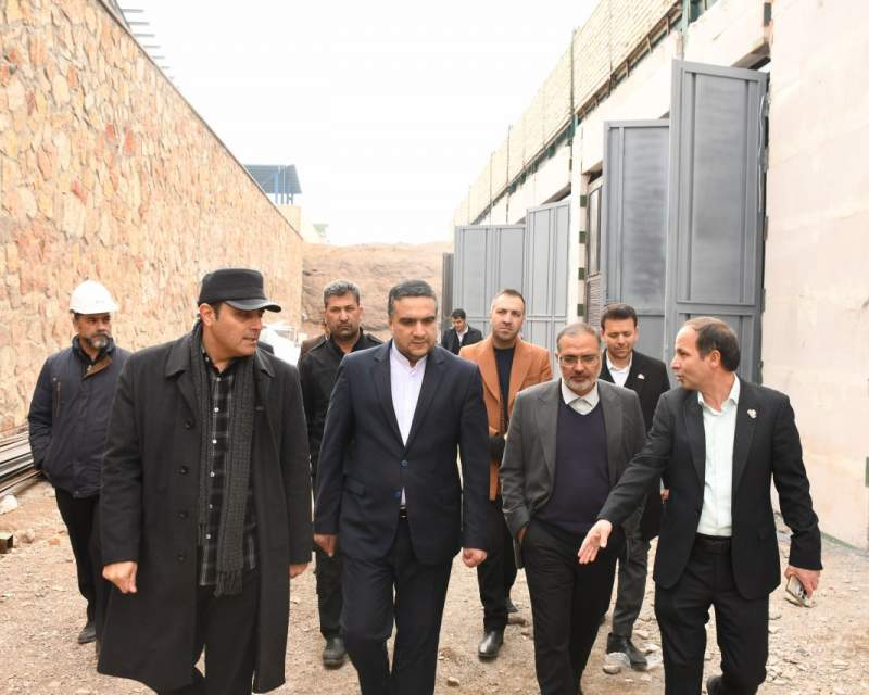 بازدید شاهمرادی و اسحاقی از کارخانه در حال ساخت آذین طب در مشهد